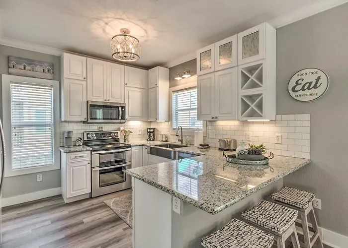 On-site Bar: Sunny Perdido Key Cottage! *